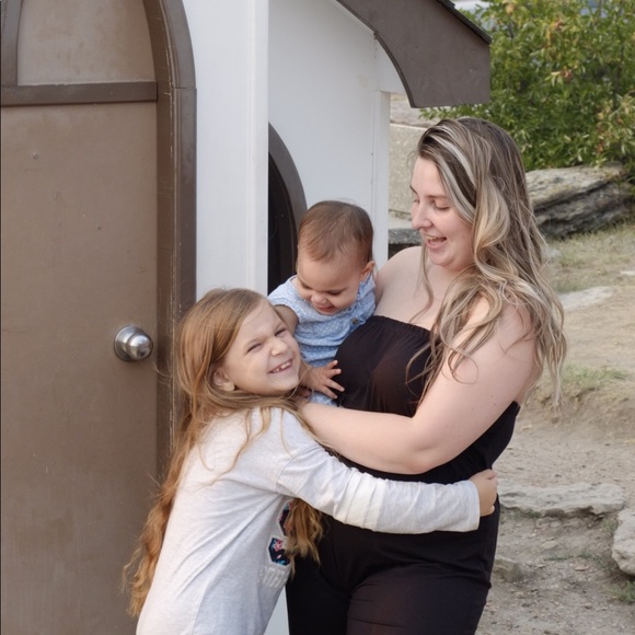 Meet your Posher, Tara - Picture 1 of 2